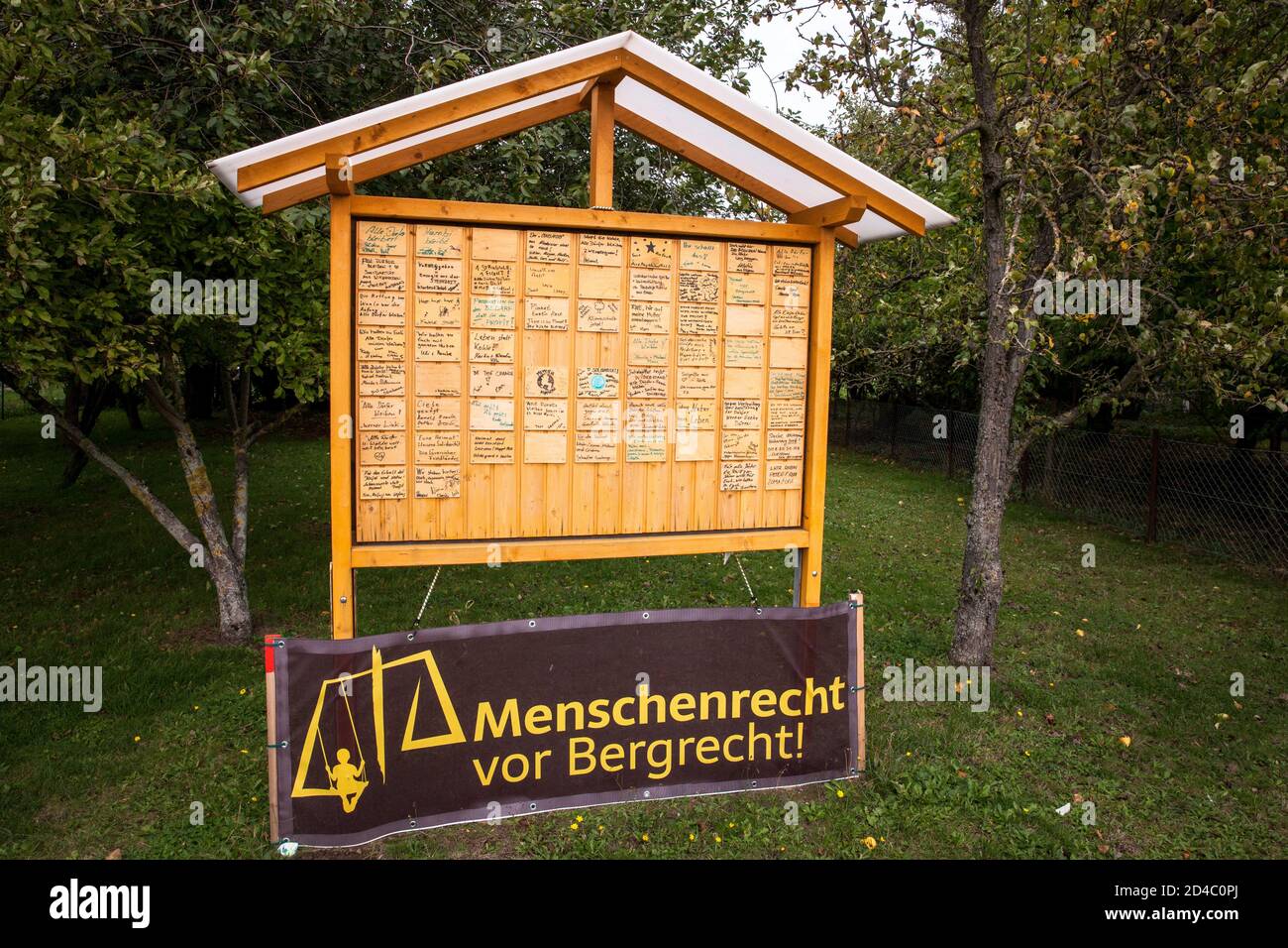Das Dorf Keyenberg bei Erkelenz soll in den nächsten Jahren dem Braunkohlebergwerk Garzweiler Platz machen, Protesttafeln am Eingang der Siedlung Stockfoto