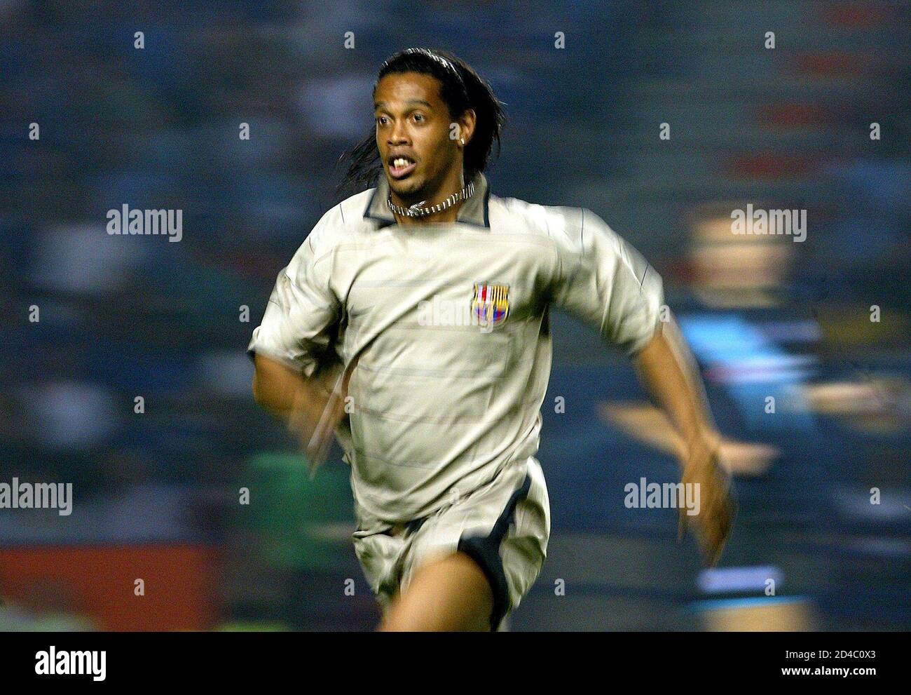 Barcelonas Ronaldinho Lauft In Position Wahrend Der Vorsaison Freundlich Gegen Leicester Stadt Im Walkers Stadium In Leicester Stockfotografie Alamy