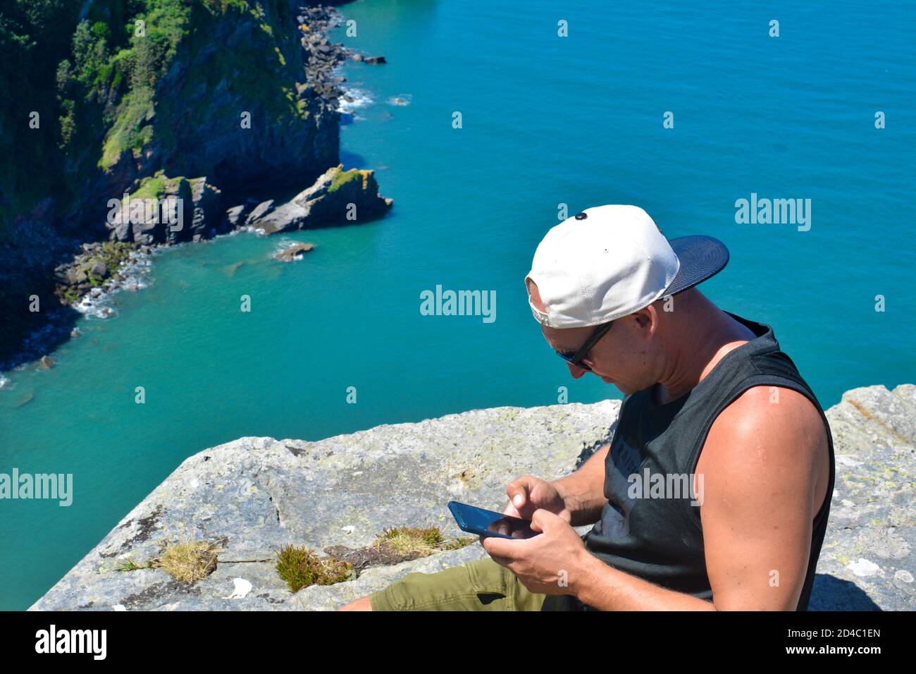 Mann mit seinem Smartphone an einem schönen Ort. Stockfoto