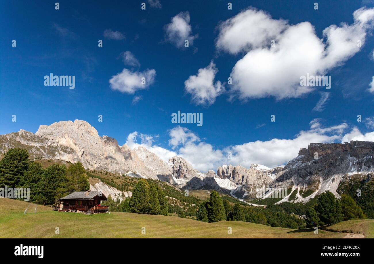 Eine kleine Berghütte (rifugio/ Hütte) ist sichtbar mit einer Kulisse der Geisler Gruppe der italienischen Dolomiten in den Alpen, in Südtirol, Italien Stockfoto