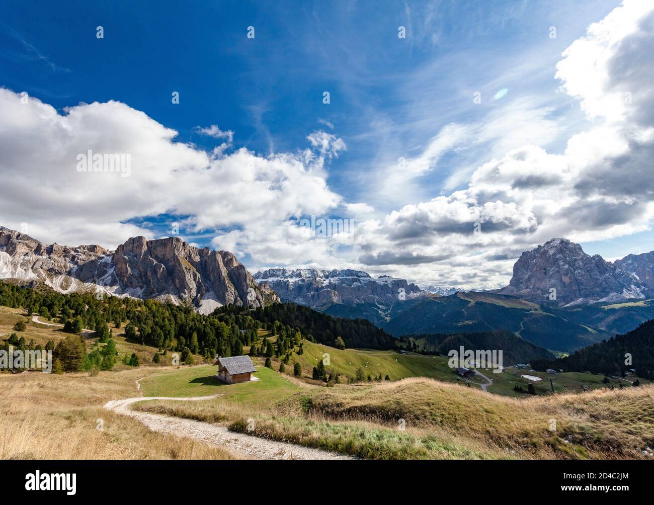 Eine kleine Mietkabine ist mit einem Hintergrund von sichtbar Die Geisler Gipfelgruppe in den italienischen Dolomiten in September Stockfoto