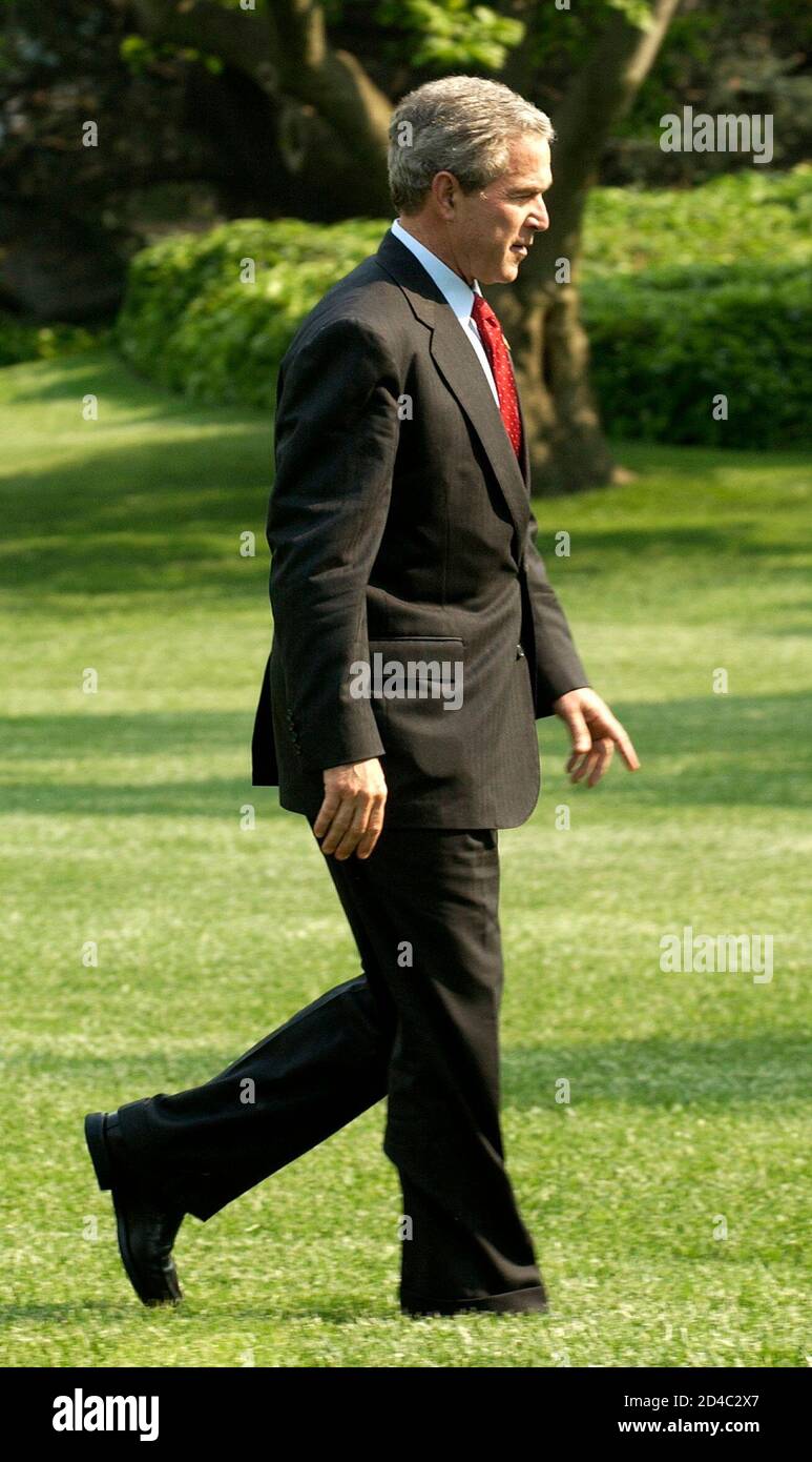 US-Präsident George W. Bush wird auf dem South Lawn im Weißen Haus in Washington am 11. Mai 2004 zu Fuß gesehen. Bush hatte keine Kommentare zu den Enthauptung Nachrichten des Amerikaners Nick Berg im Irak heute. REUTERS/Mannie Garcia MG Stockfoto