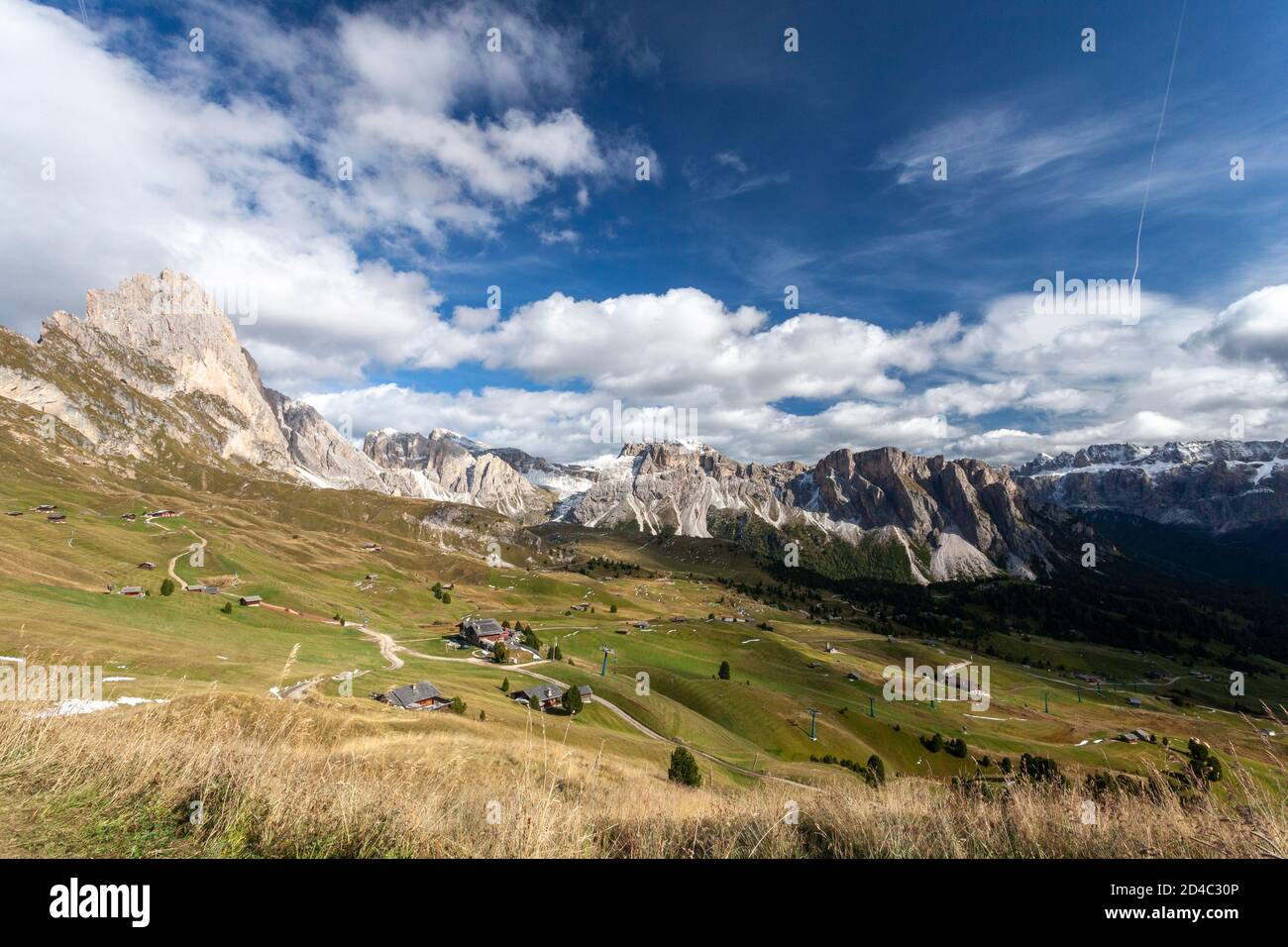 Ein Blick auf die italienischen Dolomiten Geisler Gruppe von Gipfeln, mit Orten zu bleiben durch das Tal verstreut, erreichbar von der Furnes-Seceda Seilbahn Stockfoto