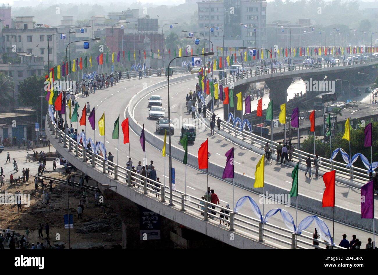 Bangladeshs erste Autobahn-Überführung wird für den Verkehr aufzulösenden zum Verrücktwerden Sicherungen in Dhaka am 4. November 2004 offiziell eröffnet. Die 1,1 km (.75 Meile) lang war Überführung zu einem Preis von $ 19 Millionen gebaut. REUTERS/Rafiqur Rahman RR / Stockfoto