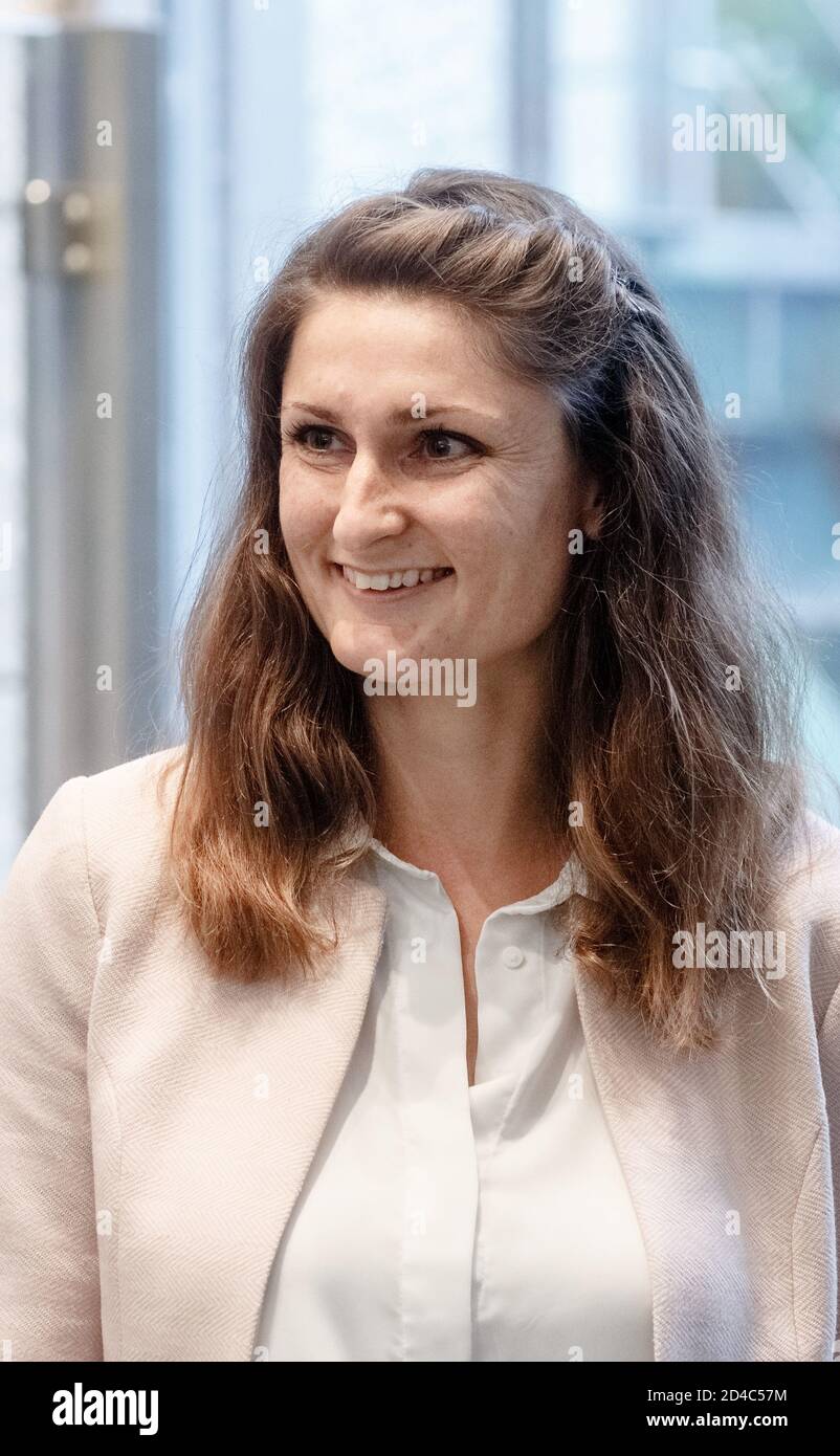 Hamburg, Deutschland. Okt. 2020. Claudia Kruse, Hamburgs erste fußgängerverkehrsbeauftragte, ist im Bezirksamt Hamburg-Mitte. Hier soll sie die Interessen von Fußgängern fördern und in der Verkehrsplanung berücksichtigen. Quelle: Markus Scholz/dpa/Alamy Live News Stockfoto