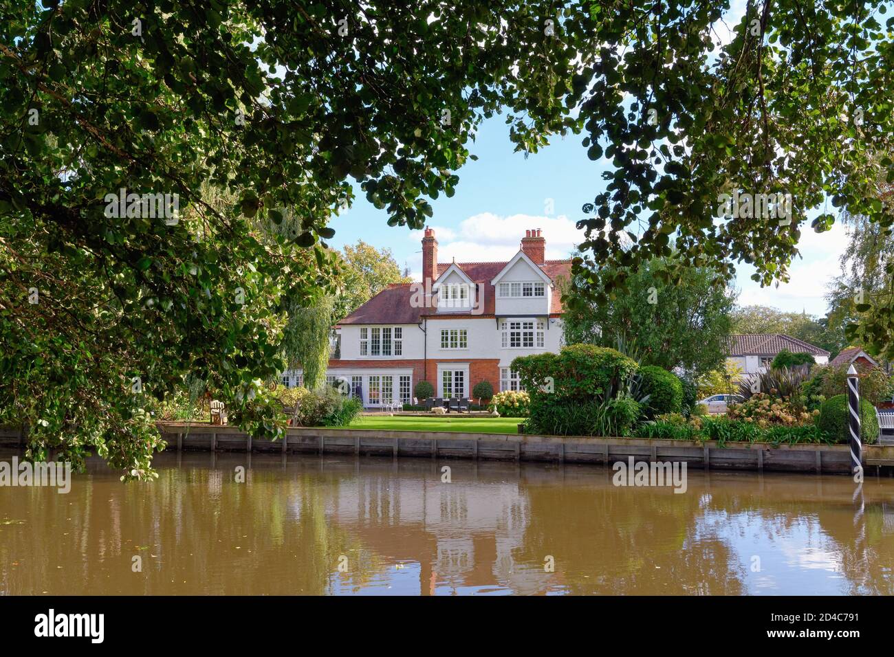 Exklusive Privatimmobilien an einem ruhigen Rückwasser des Flusses Wey Navigation Kanal, Weybridge Surrey England Großbritannien Stockfoto