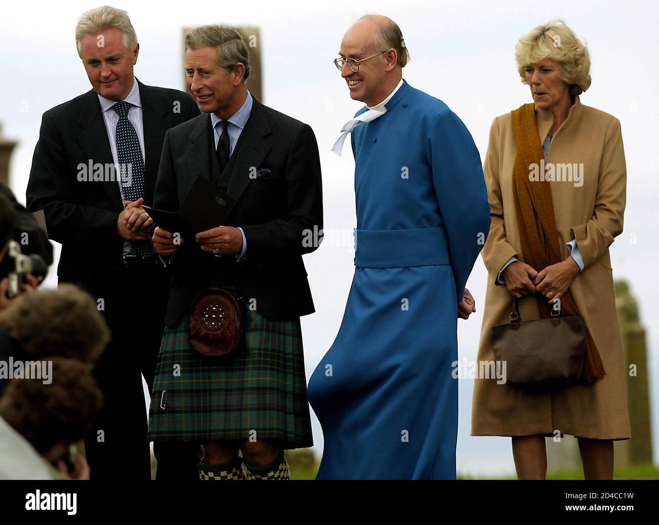 Großbritanniens Prinz Charles (2L) und Camilla Parker Bowles (L) verlassen Canisbay Kirche nach der Teilnahme an den sonntäglichen Gottesdienst in Caithness, Schottland, 11. August 2002. [Prinz Charles fuhr die kurze Entfernung vom Schloss Mey, Sommerresidenz für seine verstorbene Großmutter, Queen Elizabeth, die Königinmutter.] Stockfoto