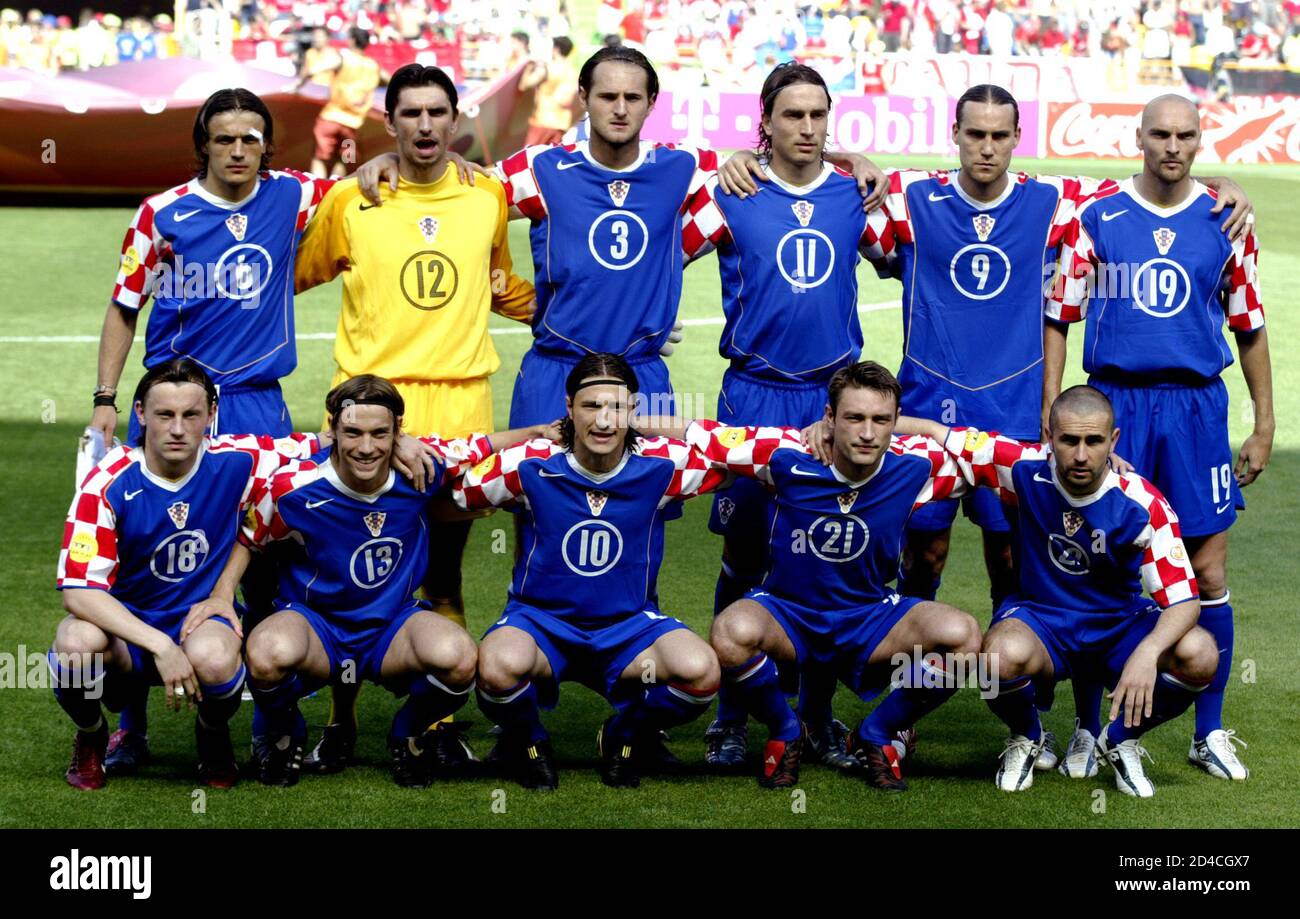 KROATIENS NATIONALE FUßBALL-TEAM-MITGLIEDER STELLEN VOR DER EURO 2004  FUßBALL SPIEL GEGEN DIE SCHWEIZ IN LERIA. Kroatiens nationale Fußball-Teamspieler  posieren für Foto vor dem Start von ihrer Gruppe B Euro 2004-Fußballspiel  gegen die