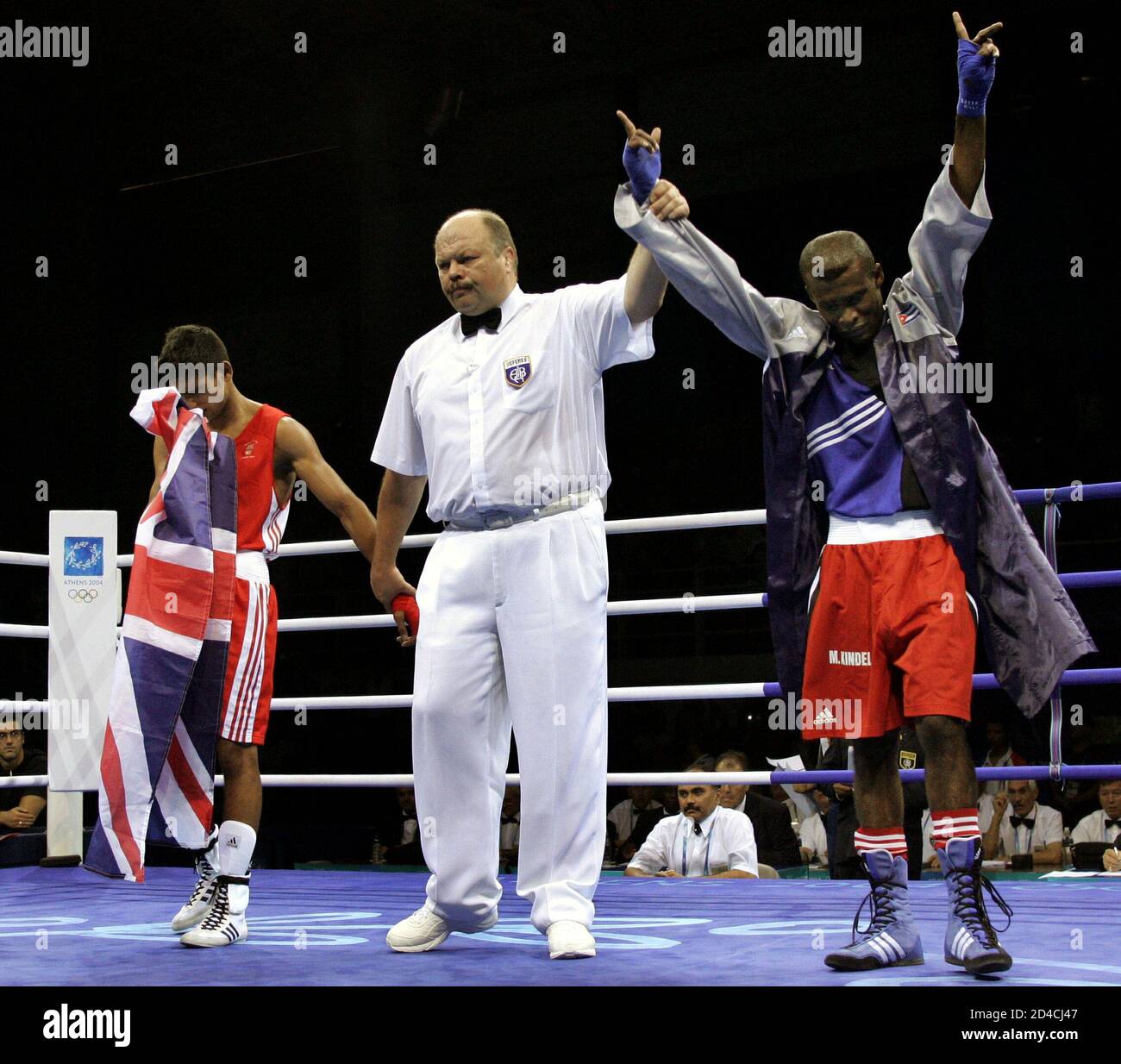 Kubas Mario Cesar Kindelan Mesa (R) feiert Sieg während Großbritanniens Amir Khan (L) nach das Leichtgewicht (60 kg) reagiert Finale Kampf bei Athen 2004 Olympische Sommer Spiele August 29, 2004. Stockfoto