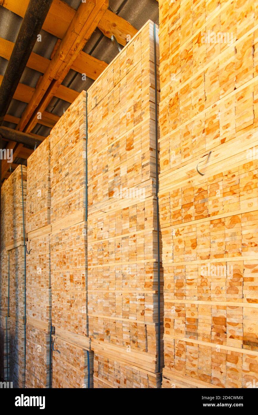 Stapel von Holzbrettern, die Sägewerk, Beplankung. Lager für Sägen Bretter auf ein Sägewerk im Freien. Holz Holz Stapel von Holz- blanks Bau ma Stockfoto