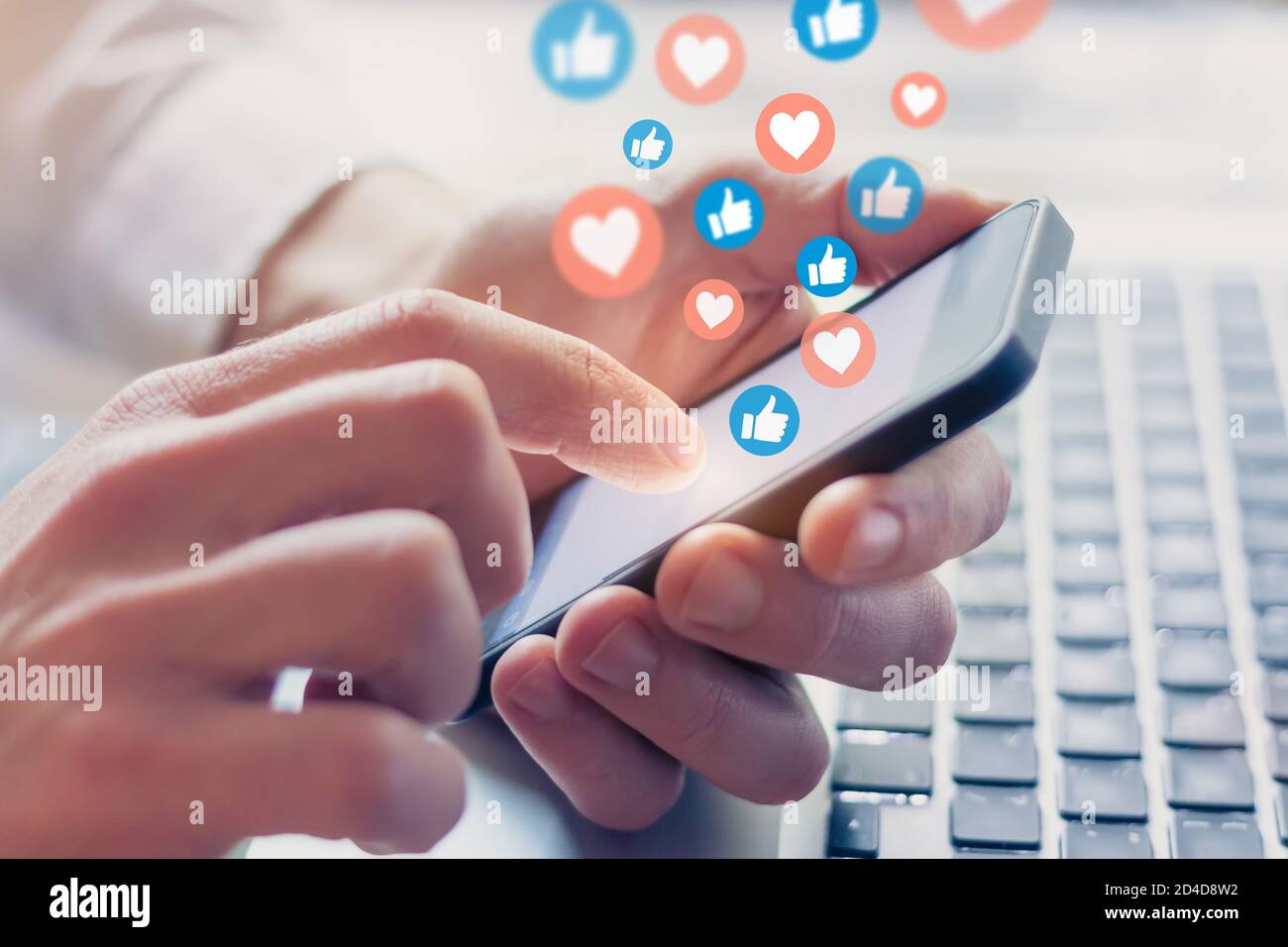 Werbung in sozialen Medien auf Mobiltelefonen auf der Grundlage von Interaktionen zwischen Nutzern und Freunden im Netzwerk. Person, die Smartphone zu klicken wie und lieben ico Stockfoto