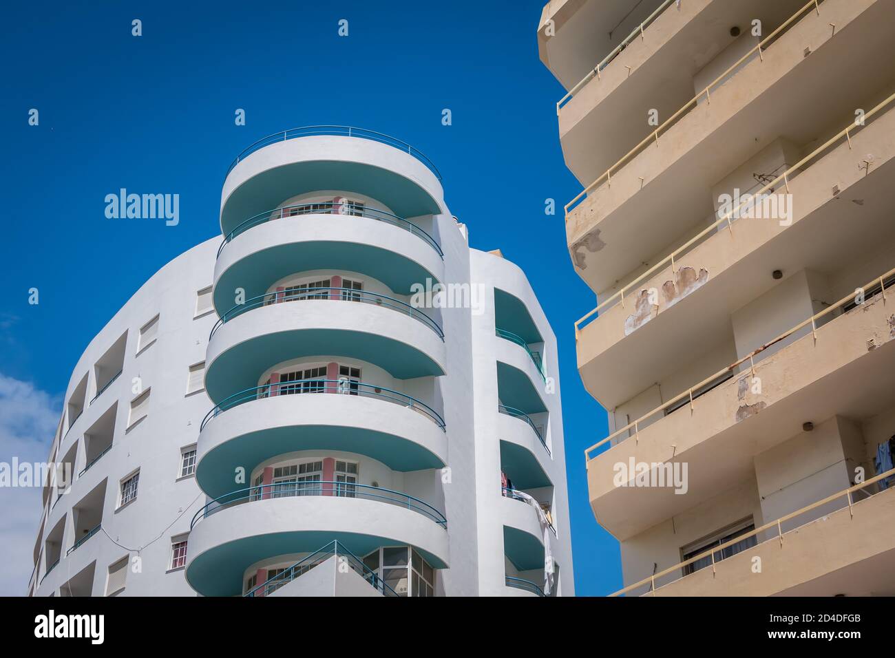 Quarteira, Portugal - 2. Mai 2018: Architekturdetail eines modernen Wohnhauses im Stadtzentrum an einem Frühlingstag Stockfoto