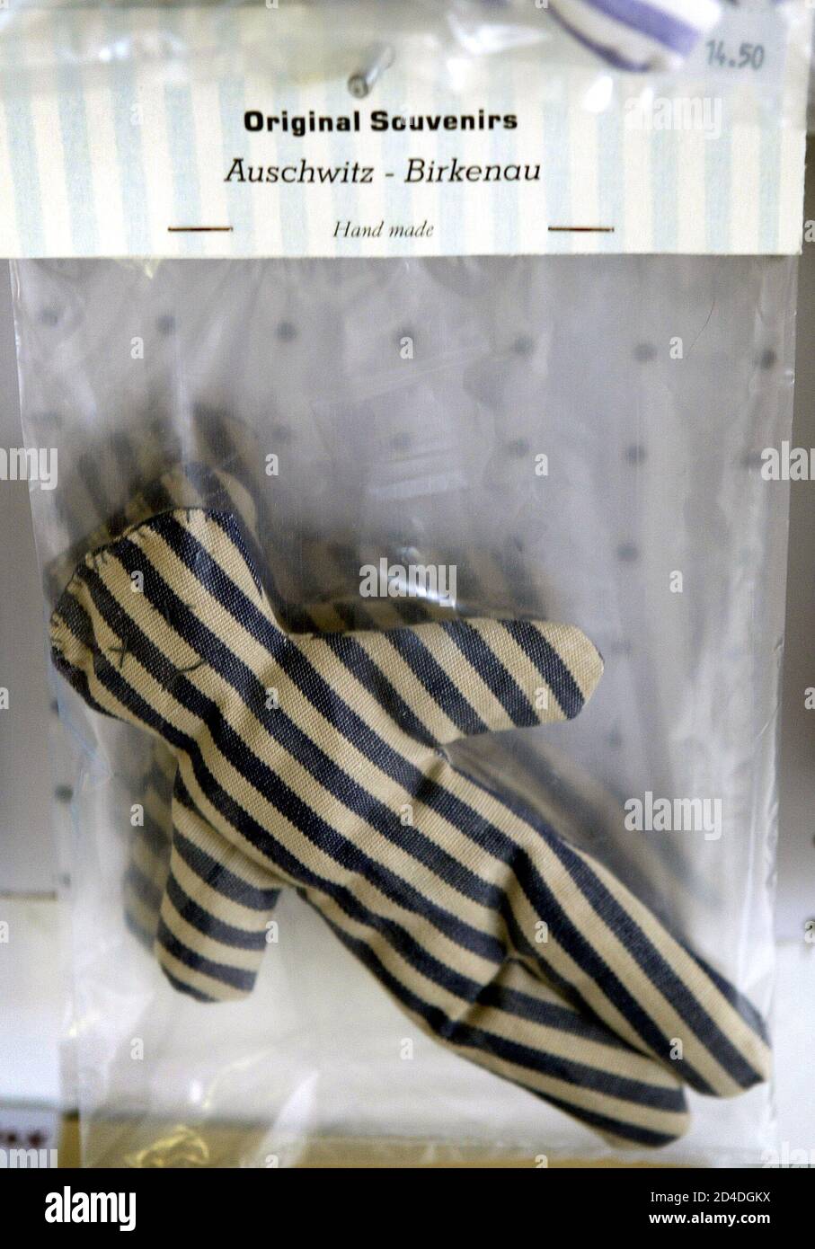Eine kleine Puppe gekleidet in KZ-Kleidung des polnischen Künstlers Agata  Siwek ist auf den Verkauf in Guardianenhof Kunstgalerie in's-Hertogenbosch,  Niederlande, 21. August 2003 abgebildet. Der Künstler hat Kontroverse in  den Niederlanden ausgelöst,