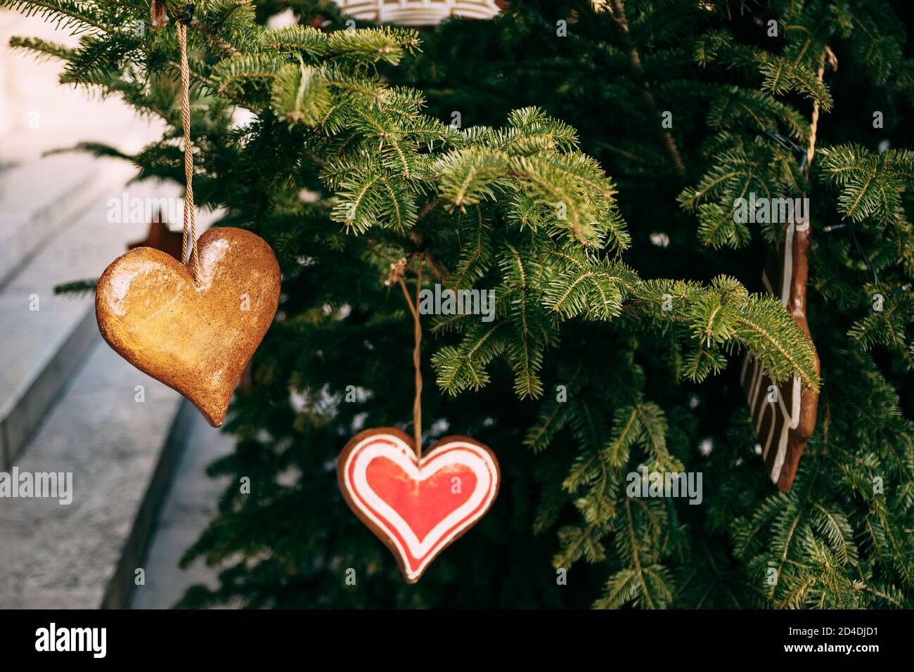Weihnachtsbaum Spielzeug in Form eines Herzens. Stockfoto