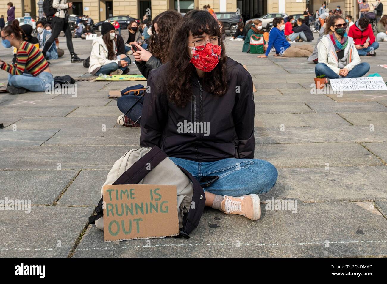 Am 9. Oktober 2020 in Turin, Ital, nehmen Studenten an einer Protestaktion im Rahmen der Freitags-Bewegung für die Zukunft Teil, um zum Handeln gegen den Klimawandel aufzufordern Stockfoto