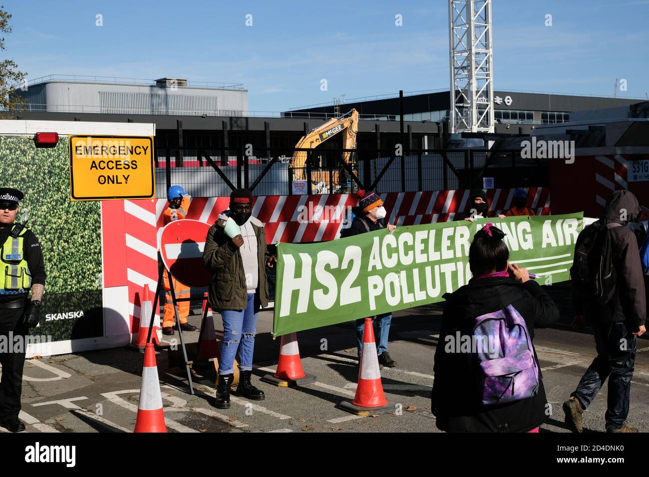 Euston Station, HS2, London, Großbritannien. Oktober 2020. Klimaproteste gegen HS2 vor dem Bahnhof Euston und der Baustelle HS2, wo einige Demonstranten den Ausgang des Geländes blockierten. Kredit: Matthew Chattle/alamy Live Nachrichten Stockfoto