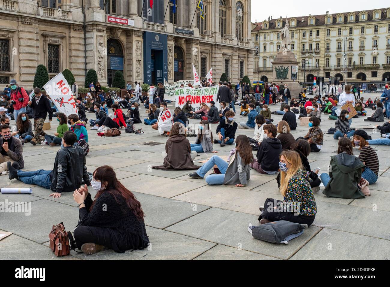 Am 9. Oktober 2020 in Turin, Ital, nehmen Studenten an einer Protestaktion im Rahmen der Freitags-Bewegung für die Zukunft Teil, um zum Handeln gegen den Klimawandel aufzufordern Stockfoto