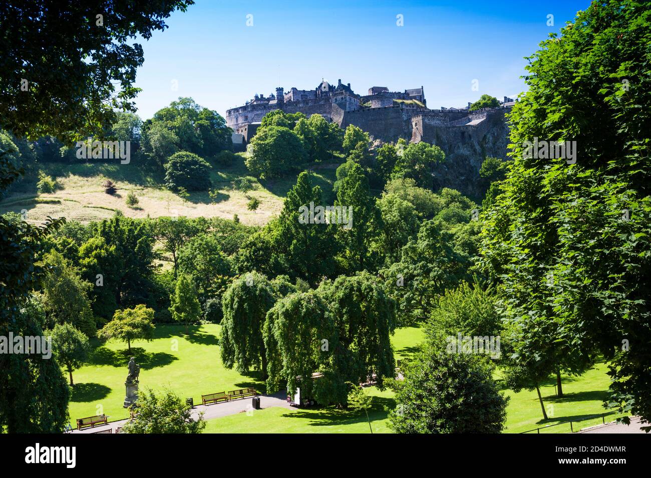 Edinburgh Castle von den Princes Street Gardens aus gesehen. Stockfoto