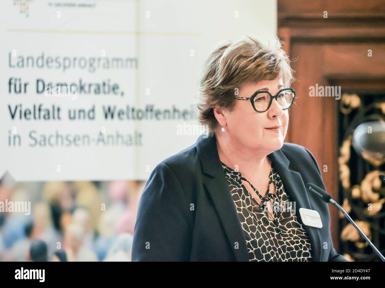 Halle, Deutschland. Oktober 2020. Halle, Deutschland. Oktober 2020. Petra Grimm-Benne (SPD), Sozialministerin von Sachsen-Anhalt, spricht auf der Demokratiekonferenz im Rathaus, die sich mit den Themen Rechtsextremismus und Antisemitismus befasst. Ein Jahr nach dem rechtsgerichteten Terroranschlag auf Jom Kippur, dem höchsten jüdischen Feiertag, werden Veranstaltungen und Gebete zum Gedenken an die Opfer abgehalten. Am 9. Oktober 2019 hatte ein schwer bewaffneter Rechtsextremist versucht, die Synagoge zu stürmen und unter 52 Besuchern ein Massaker zu verursachen. Quelle: dpa picture Alliance/Alamy Live News Stockfoto