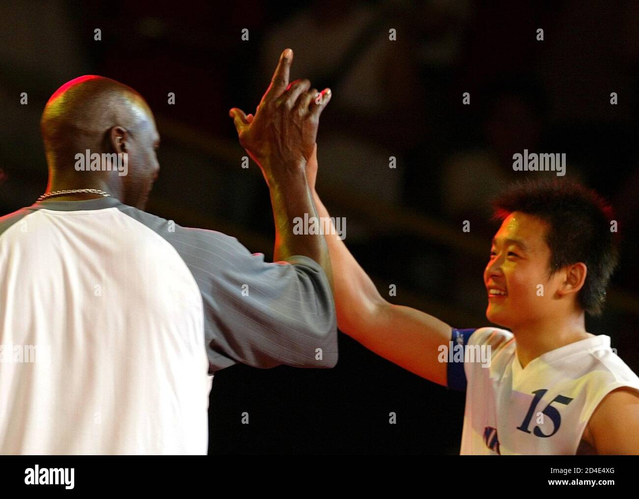 NBA-Superstar Michael Jordan gratuliert einem chinesischen  Basketball-Spieler in seinem Team Meisterschaft 2004 Chinas High School an  der Arbeiter Stadion Gymnasium in Peking 20. Mai 2004. Jordan kam in Chinas  Hauptstadt für seinen