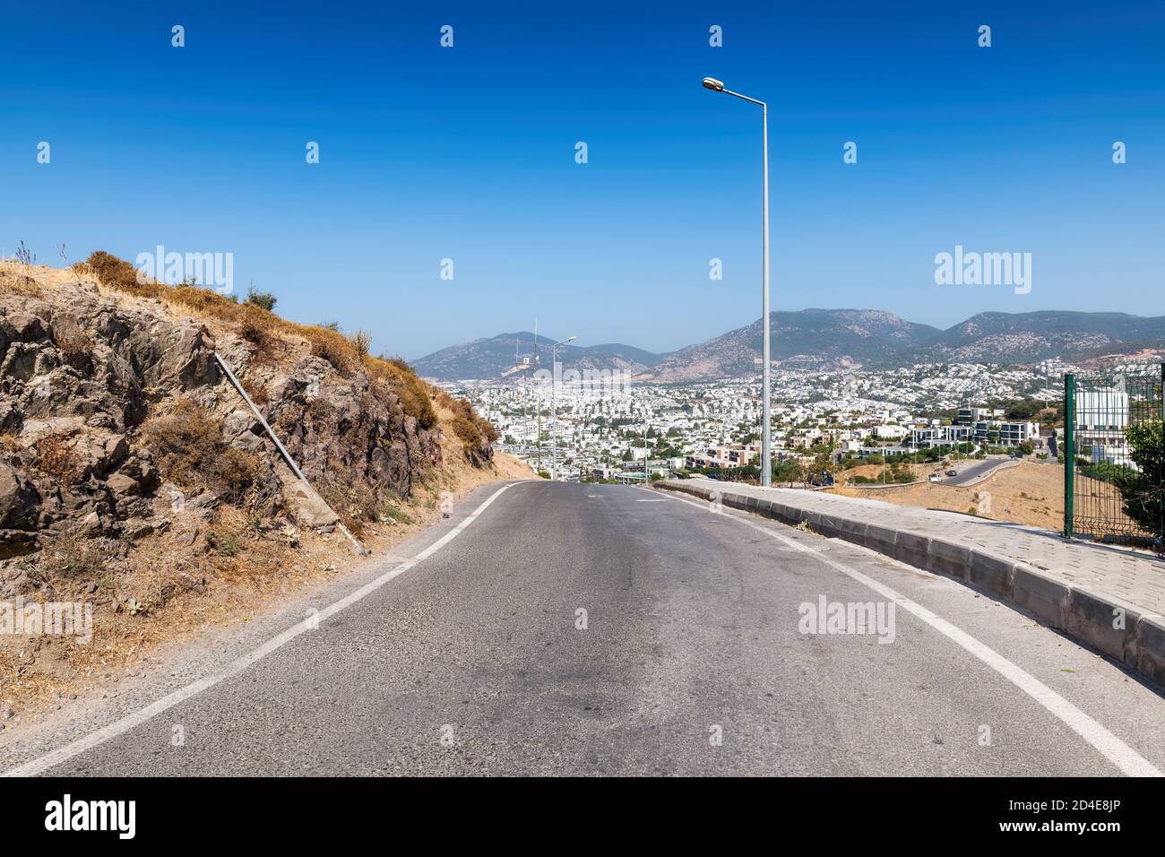 Landschaftlich schöne Straße vom Berg zur mediterranen Stadt. Stockfoto