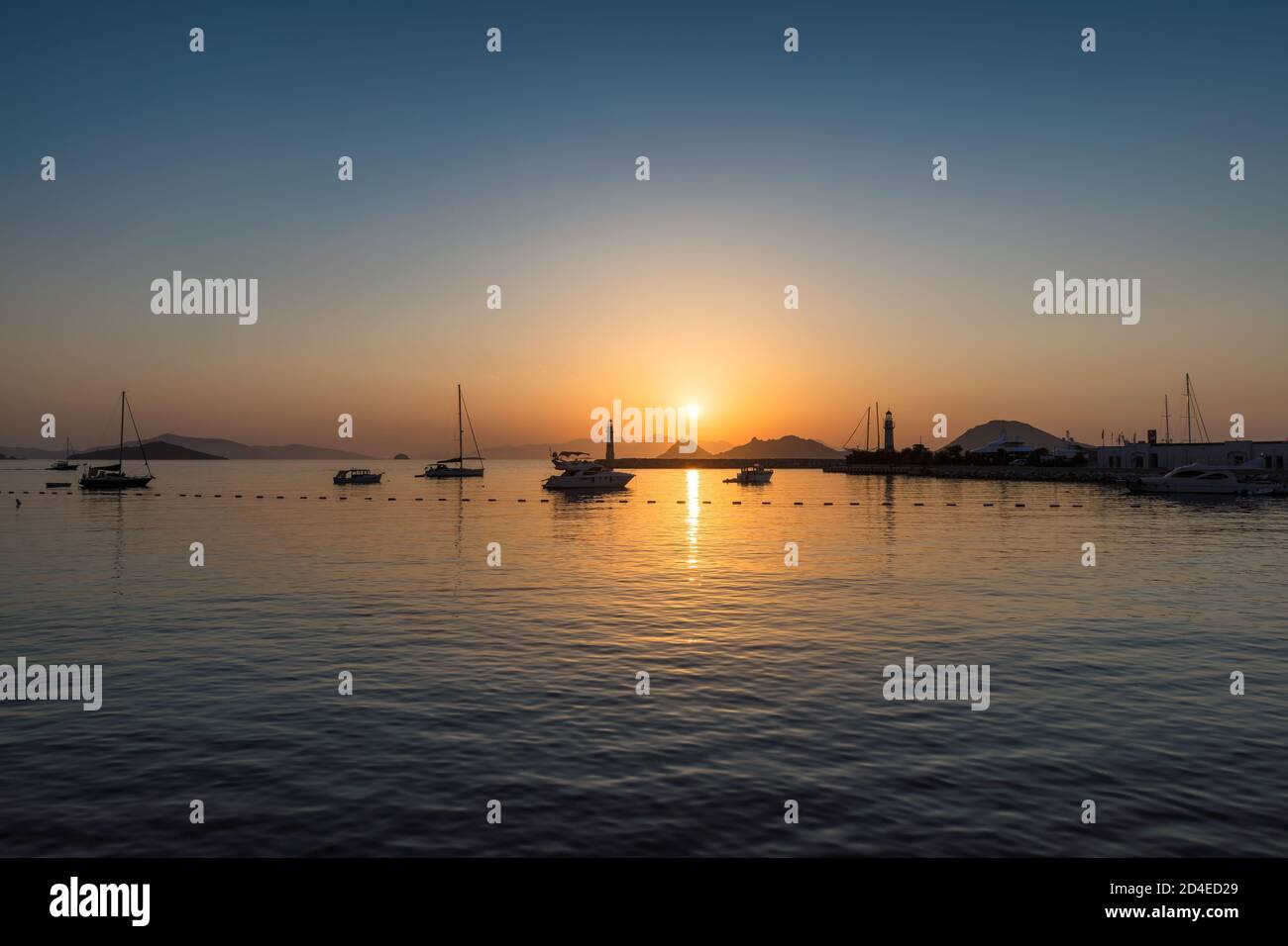 Leuchtturm bei Sonnenuntergang im Hafen Stockfoto