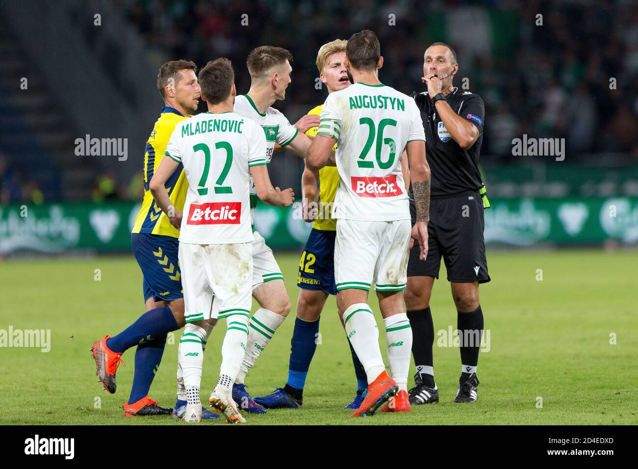 Brondby, Dänemark. August 2019. Blazej Augustyn (26) und Filip Mladenovic von Lechia Gdanks und Tobias Borkeeiet (42) von Brondby, WENN sie während des UEFA Europa League Qualifikationsspiels zwischen Brondby IF und Lechia Danzig im Brondby Stadion gesehen werden, (Foto: Gonzales Foto - Thomas Rasmussen). Stockfoto