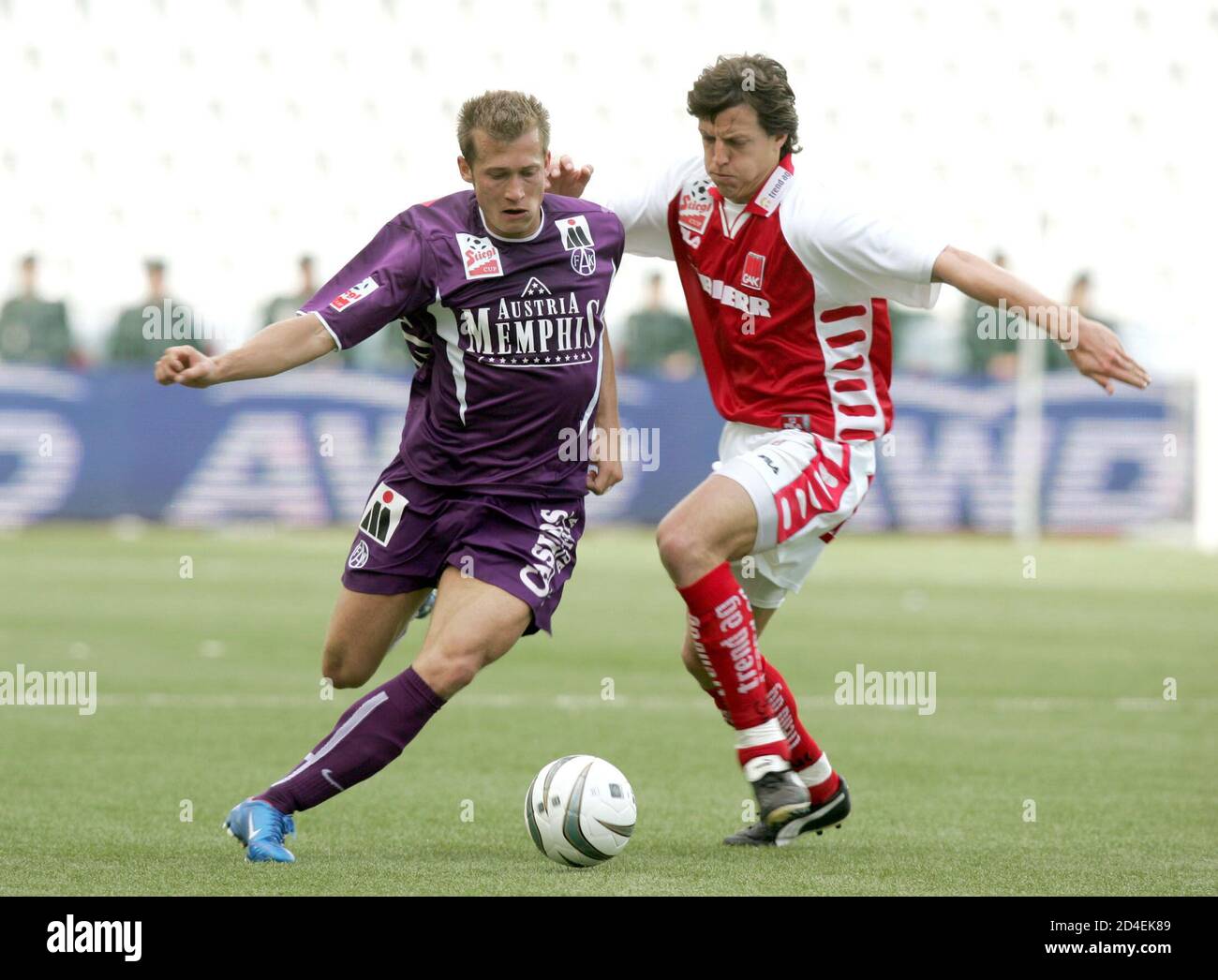 Im Finale des Oesterreichischen Fussballcups Erfurts am Sonntag, Dem 23. Mai 2004, sterben der Wiener Austria in Salzburg Auf Den GAK. Im Bild Kaempfen der Austrianer Vladimir Janočko (L) Und der GAK-Spieler Rene Aufhauser äh Höhle Ball. REUTERS/Robert Zolles REUTERS LF / Stockfoto