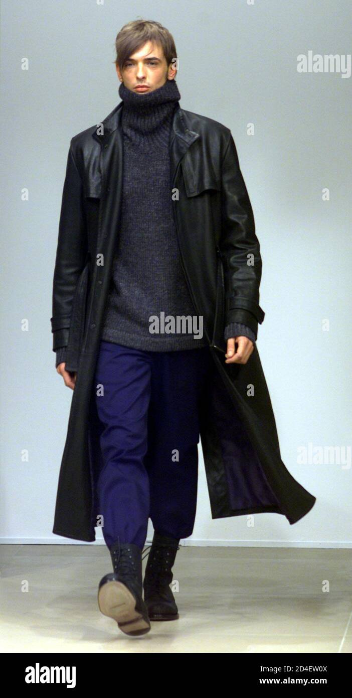 Ein Model trägt einen schwarzen Ledermantel im Rahmen von Jil Sander  Herbst/Winter-to-Wear Kollektion 2001 in Mailand 15. Januar 2001. Mailand  Modenschau läuft bis Januar 18 Stockfotografie - Alamy