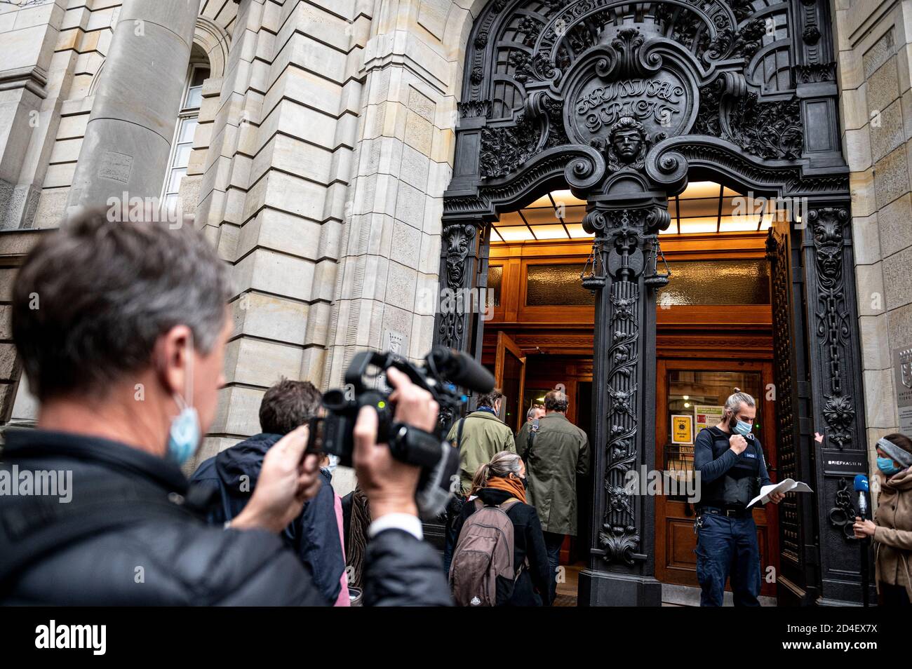 Berlin, Deutschland. Oktober 2020. Vertreter der Presse sind dabei, den Prozess gegen den Mord im Kleinen Tiergarten vor dem Strafgericht Moabit zu beginnen. Der Angeklagte ist ein 55-jähriger Russe, der angeblich am 23. August 2019 im Berliner Park kleiner Tiergarten einen Tschetschenien mit georgischer Staatsbürgerschaft erschossen hat. In ihrer Anklageschrift geht die Bundesanwaltschaft davon aus, dass die Anklage von staatlichen Stellen der Zentralregierung der Russischen Föderation in Auftrag gegeben wurde. Quelle: Fabian Sommer/dpa/Alamy Live News Stockfoto