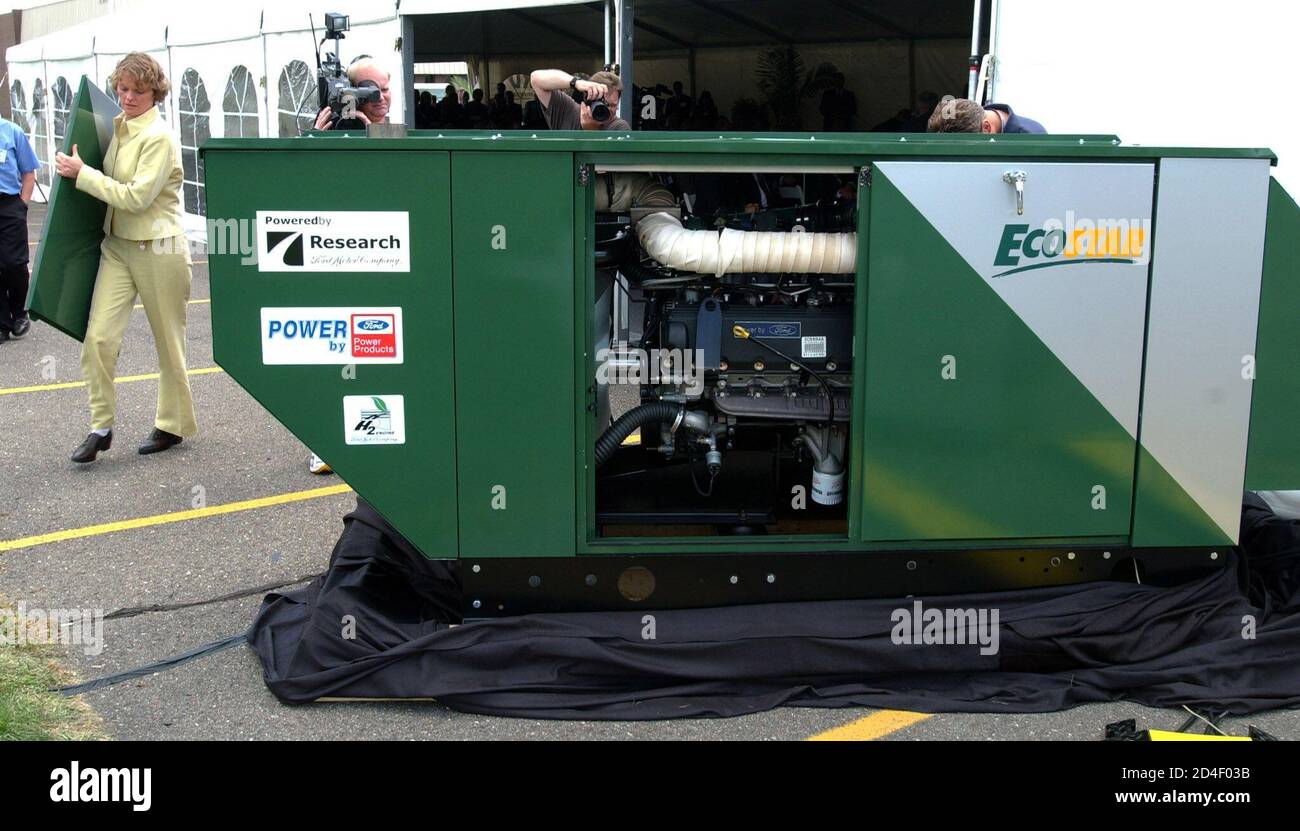 Susan Fancy (L), Genset Programmmanagerin, entfernt die Tür, um einen besseren Überblick über den neu eingeführten Ecostar Wasserstoffgenerator 'Genset' zu geben, den weltweit ersten mit Wasserstoff betriebenen Verbrennungsmotor angetriebenen Generator 7. August 2002 bei Ballard Power Systems in Dearborn, Michigan. Der Wasserstoff-Genset ist in der Lage, 114 k VA Leistung bei mehreren Spannungsebenen zu produzieren und basiert auf einem Standard-6.8-Liter-Ford-Produktionsmotor, der von Ford Power Products für den Wasserstoffeinsatz modifiziert und garantiert wurde. REUTERS/Rebecca Cook RC Stockfoto