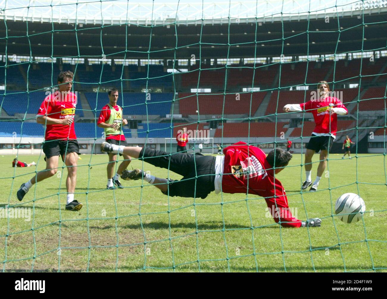 Die oesterreichische Fussballnationalmannschaft trainierte am Donnerstag, dem 5. Juni 2003, im Wiener Happel Stadion für das kommende EM-Qualifikationsspiel gegen Moldawien am Samstag in Tiraspol. Im Bild Tormann Thomas Mandl, Rene Aufhauser, Toni Ehmann und Markus Schopp beim Training. REUTERS/Leonhard Foeger REUTERS LF/ Stockfoto