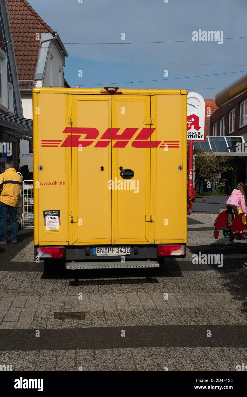 DHL liefert Lieferwagen in der Stadt geparkt. Oktober 2020. Ostfriesland. Deutschland. Stockfoto