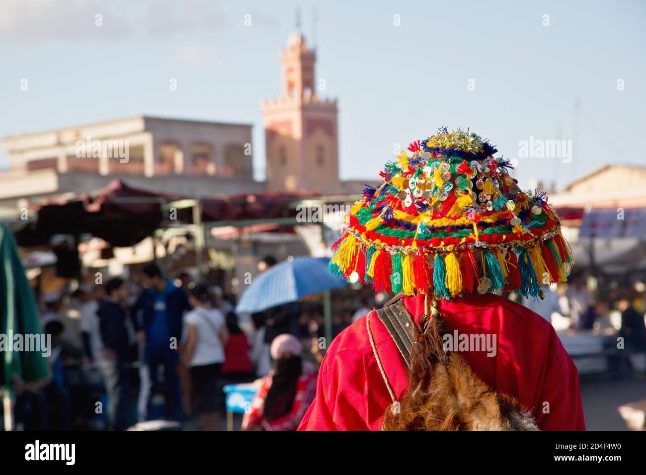 Bunte Wasserträger in Marrakesch, Marokko. In der Vergangenheit waren Wasserträger Männer, die etwas Wasser mitbrachten, um den Durst der Menschen zu stillen. Stockfoto