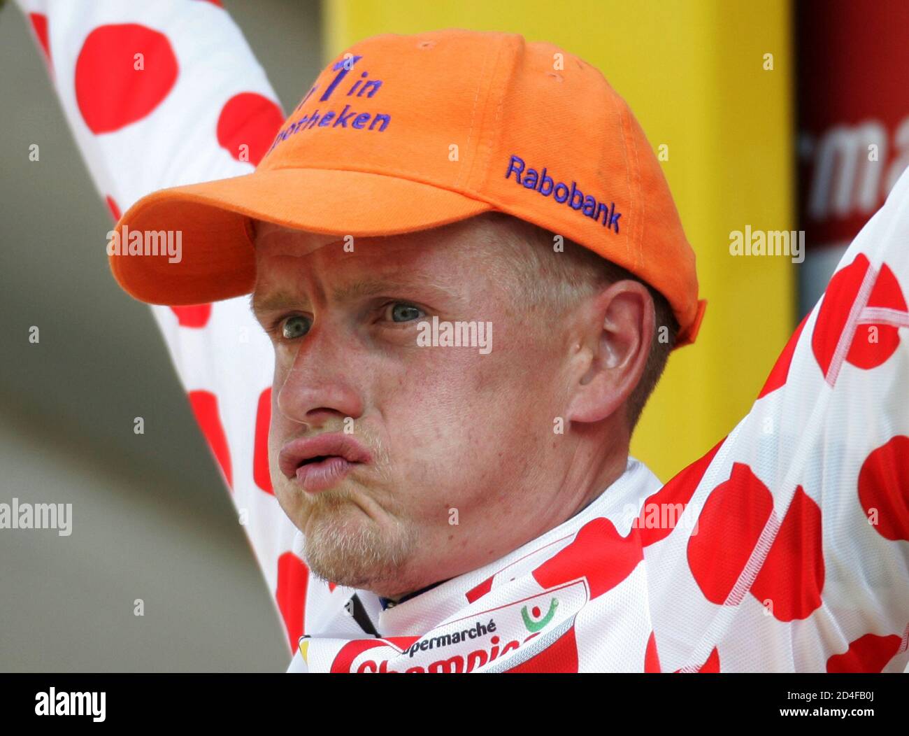 Rabobank Team Fahrer Rasmussen Danemark Tragt Der Kletterer Trikot Auf Dem Podium Nach Der 15 Etappe 92 Tour De France Radrundfahrt Rabobank Team Fahrer Mickael Rasmussen Aus Danemark Tragt Der Kletterer Trikot Auf Dem Podium Nach 205