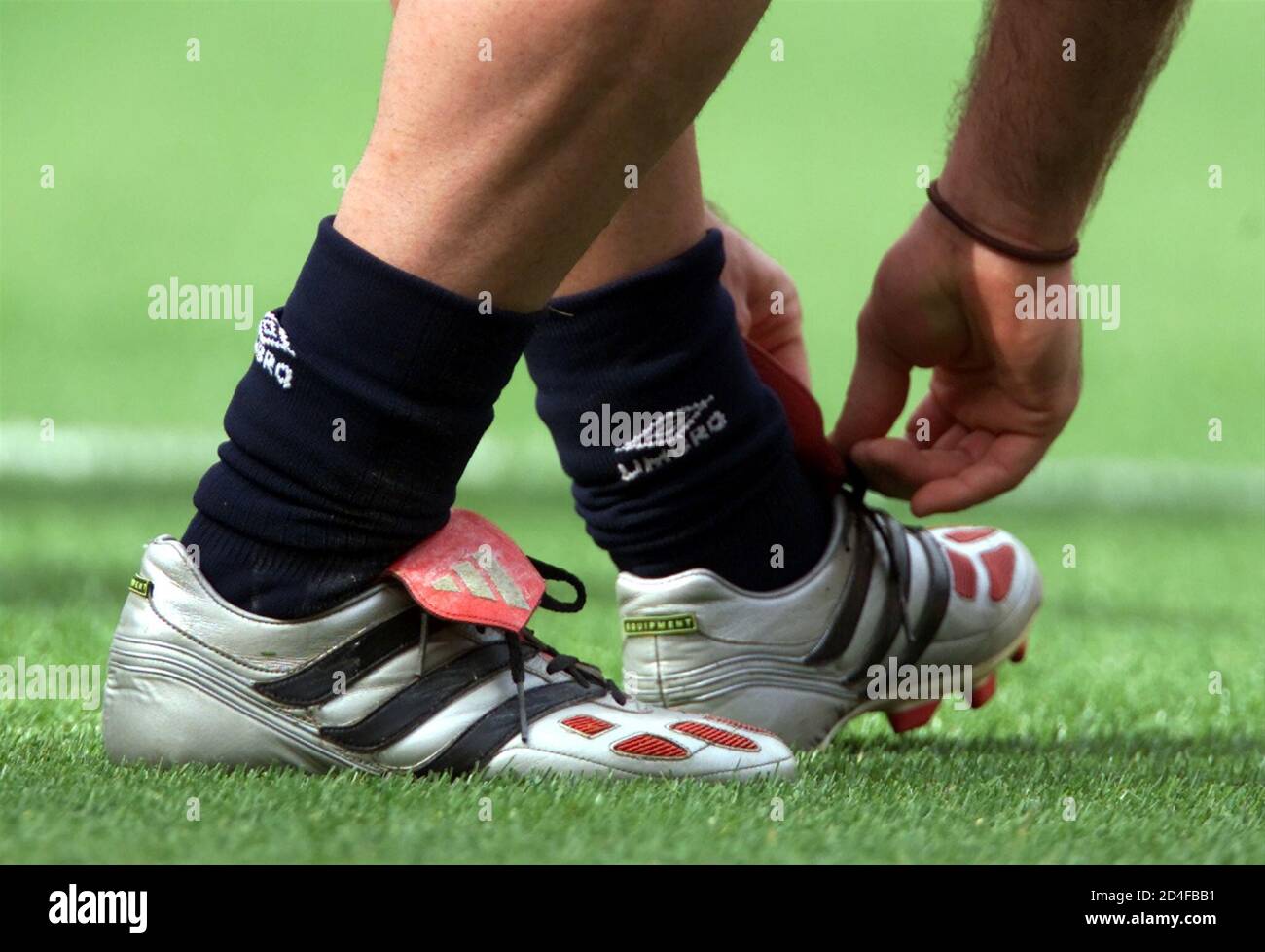 Manchested United und der französische internationale Torhüter Fabien  Barthez schnürt seine Schuhe, als er mit Manchester United im Old Trafford  Fußballstadion trainieren 11 August 2000. Manchester United wird Arsenal FC  im Charity