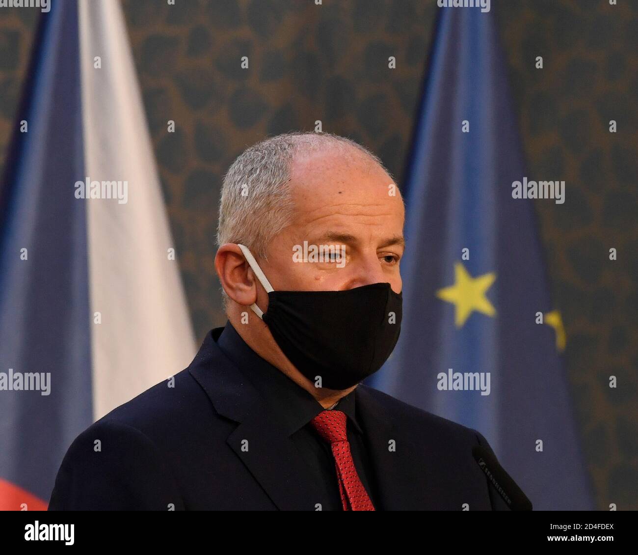 Prag, Tschechische Republik. Oktober 2020. Der tschechische Gesundheitsminister Roman Prymula spricht während der Pressekonferenz am 9. Oktober 2020 in Prag. Das Kabinett wird die Beschränkungen verschärfen, wenn die COVID-19-Fälle noch eine Woche ansteigen und eine mögliche Sperre die Bewegungsfreiheit der Menschen einschränken würde, so dass sie ihre Häuser nur aus entscheidenden Gründen wie der Arbeit verlassen können, sagte der tschechische Gesundheitsminister Roman Prymula. Kredit: Michal Krumphanzl/CTK Foto/Alamy Live Nachrichten Stockfoto