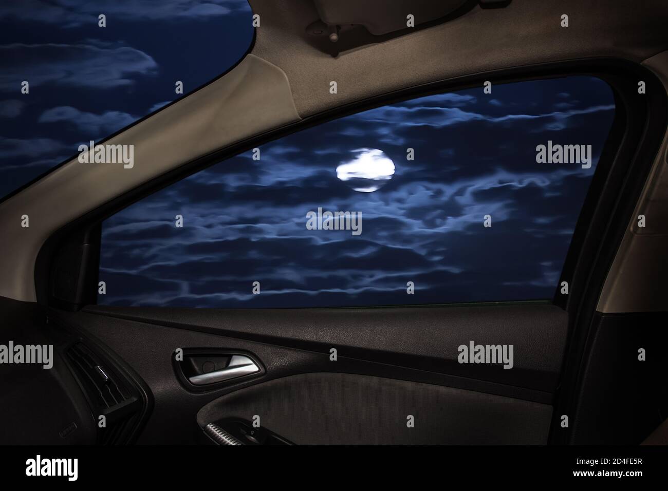 Mondschein Nacht hinter dem Seitenfenster eines Autos Stockfoto