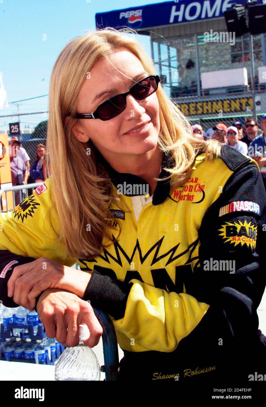 Die Fahrerin Shawna Robinson aus des Moine, Iowa, entspannt sich vor der Vorstellung des Fahrers vor der 44. Jährlichen Daytona 500 auf dem Daytona International Speedway am 17. Februar 2002 in Daytona Beach, Florida. Robinson wird die zweite Frau, die im Rennen fährt. REUTERS/Mark Wallheiser JLS Stockfoto