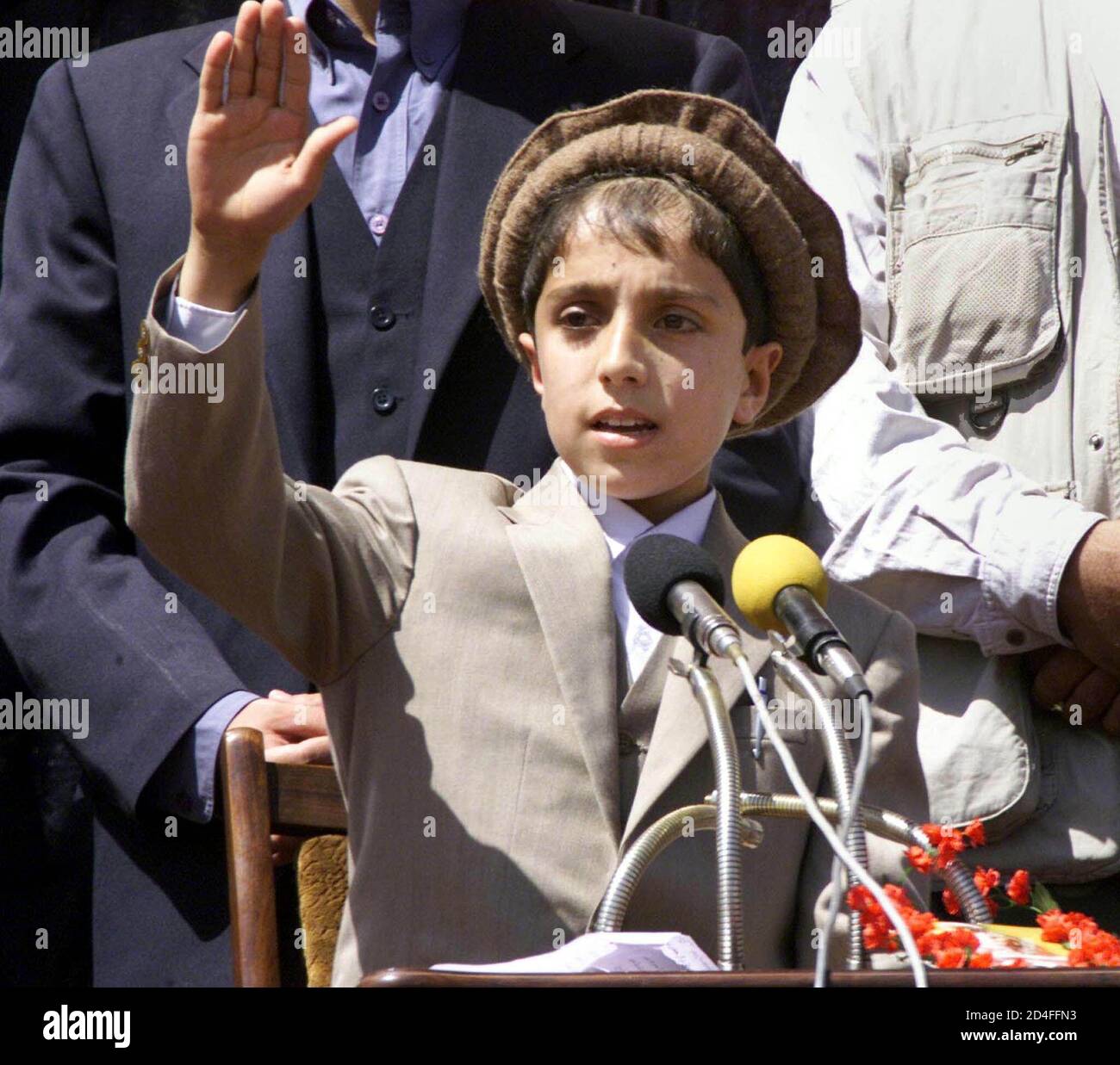 Ahmad Masood, der 13 jährige Sohn des getöteten afghanischen Widerstand Helden [Shah] Ahmad Masood, befasst sich mit Tausenden an das Sportstadion in Kabul 9. September 2002. [Tausende von Afghanen am Montag war der Jahrestag der Ermordung eines legendären Mujahideen Kommandanten getötet von mutmaßlichen al-Qaida-Agenten nur zwei Tage vor den Anschlägen vom 11. September in den Vereinigten Staaten.] Stockfoto