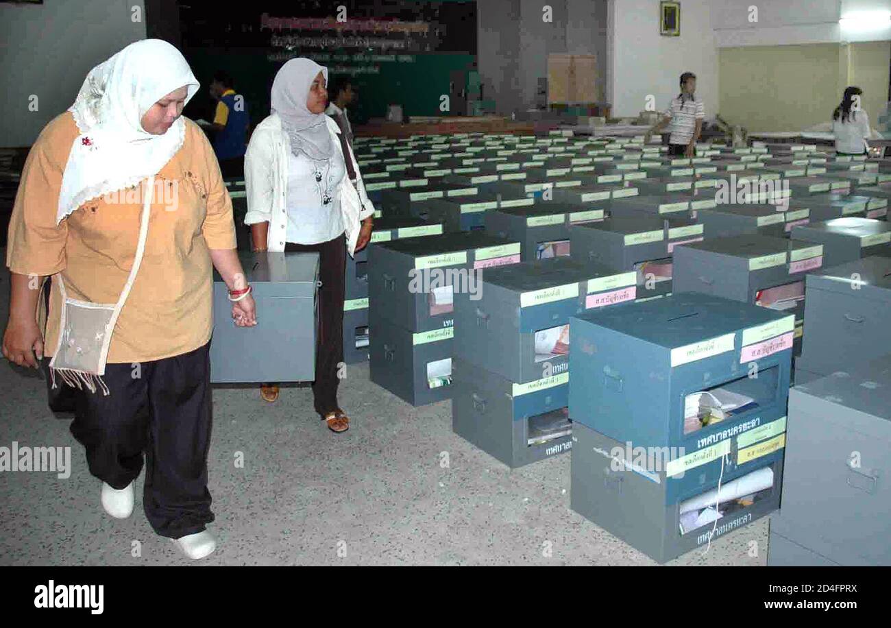 Thai muslimischen Wahlhelfer Kommission tragen eine Wahlurne vor der Wahl in Yala Provinzen, 1.200 km (750 Meilen) südlich von Bangkok, am 5. Februar 2005. Der nationale Wahlen ist für Sonntag geplant. REUTERS/Surapan Boonthanom SS/LA Stockfoto