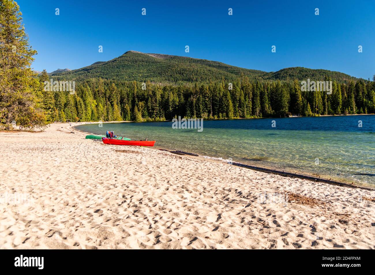 Red Canoe Am Priest Lake, Idaho. Stockfoto