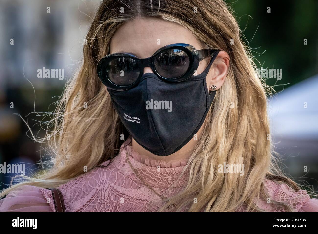 London Fashion Week. Designer, Fashionistas, Blogger und Modestudenten kommen in Covent Garden an. London, Großbritannien. Stockfoto
