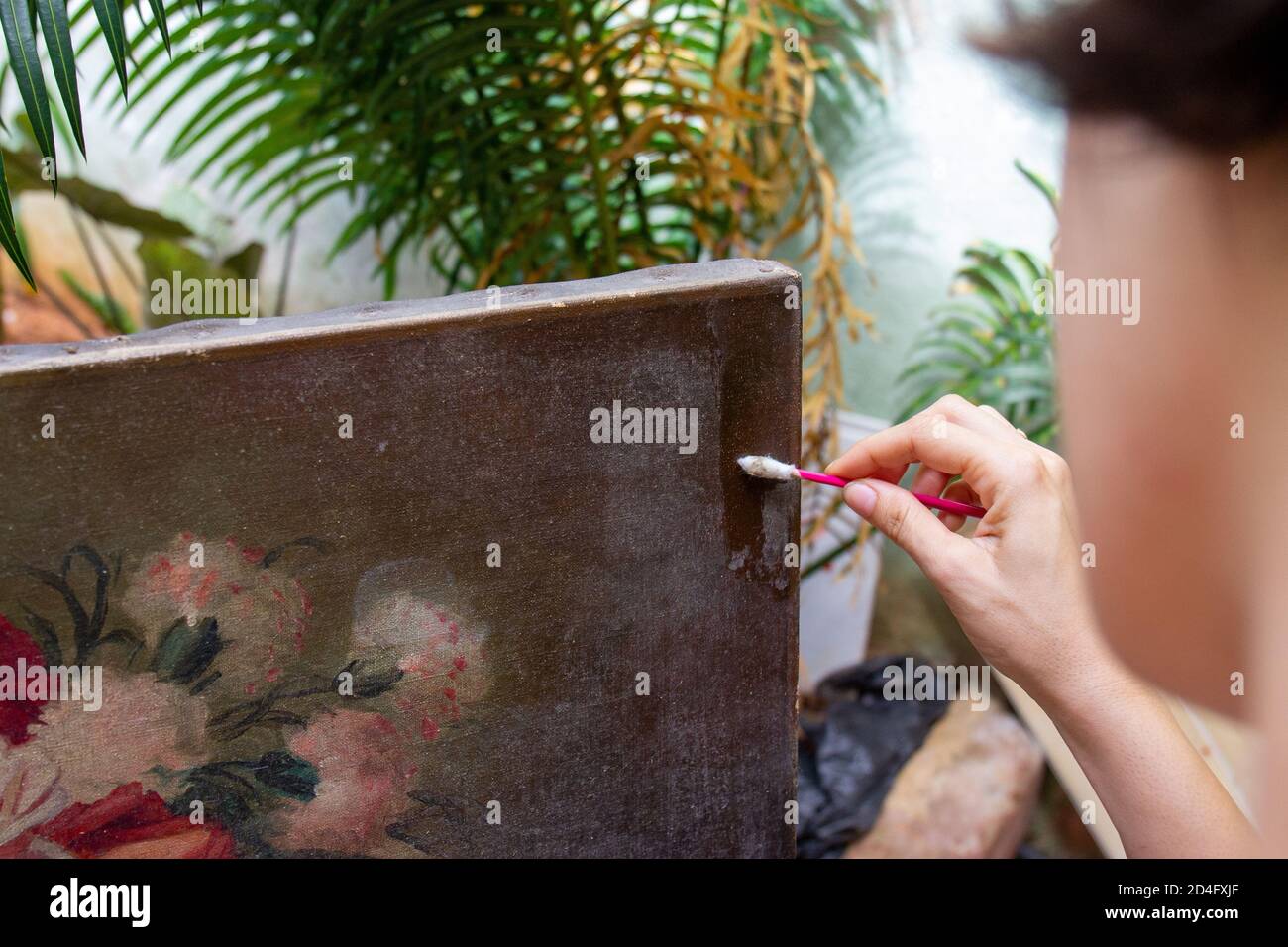 MATANZAS, KUBA - 09. Sep 2020: Restaurierung alter Kunstwerke sehr fein Stockfoto