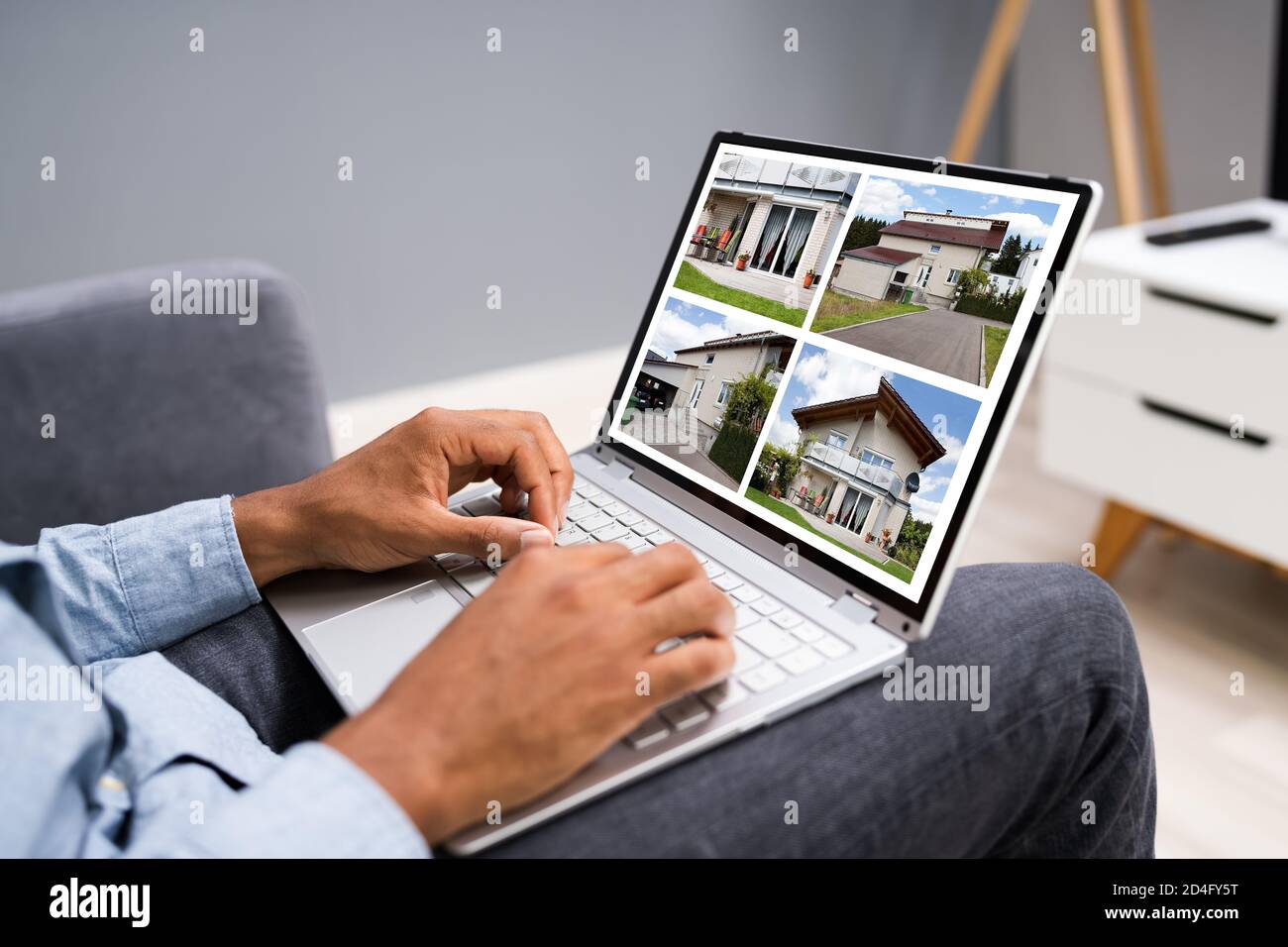 African American Selecting Real Estate House Online Stockfoto