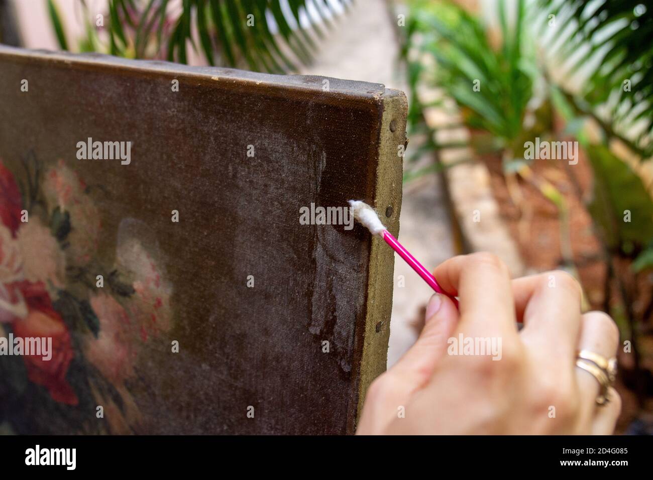 MATANZAS, KUBA - 09. Sep 2020: Restaurierung alter Kunstwerke sehr fein Stockfoto