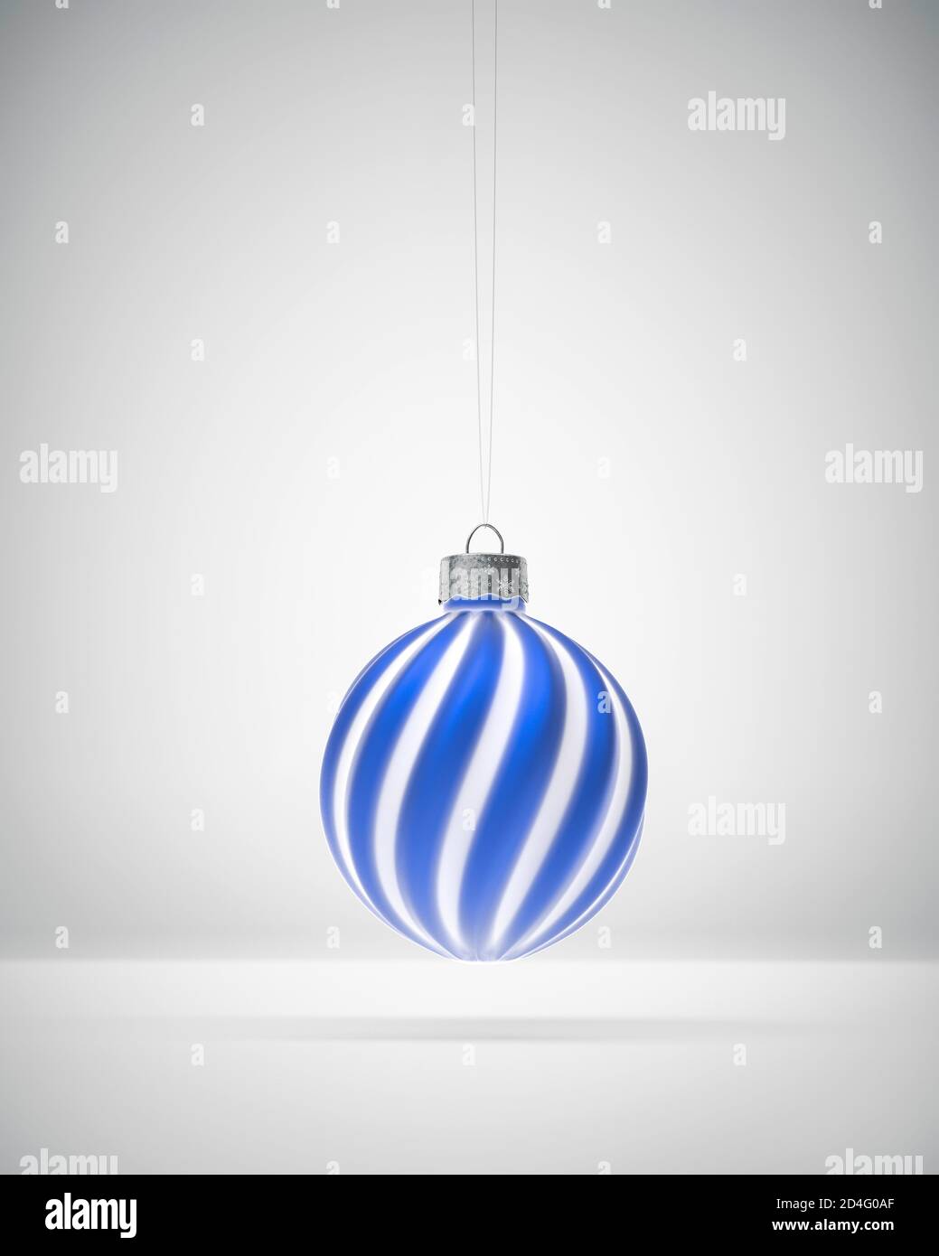 Matt blau und weiß gestreiften Weihnachtsschmuck hängen vor weißem Hintergrund. Diffuses Licht. Weihnachtsdekoration, festliches Atmosphärenkonzept. Stockfoto