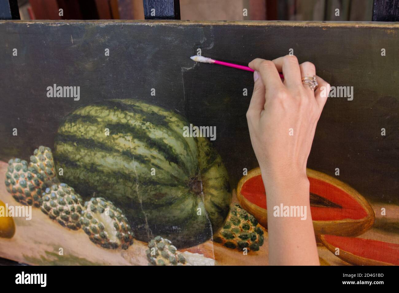 MATANZAS, KUBA - 09. Sep 2020: Restaurierung alter Kunstwerke sehr fein Stockfoto