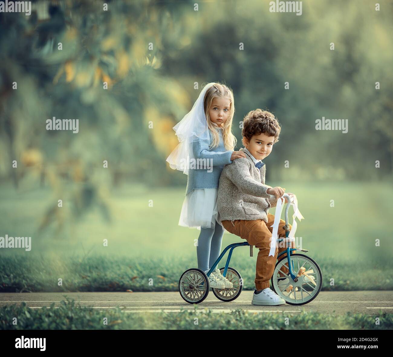 Kinder Braut und Bräutigam auf dem Fahrrad Stockfoto