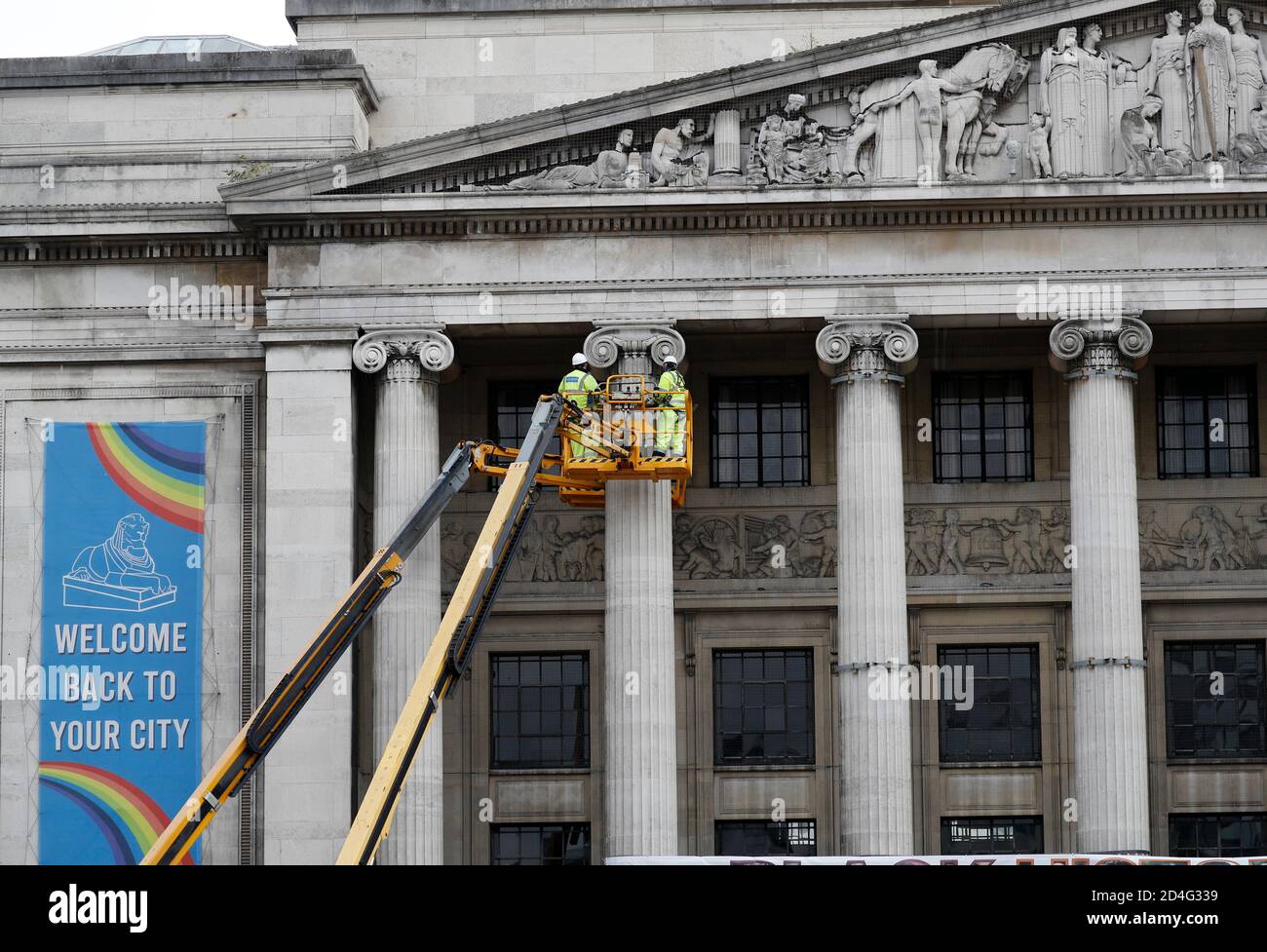 Nottingham, Nottinghamshire, Großbritannien. Oktober 2020. Arbeiter inspizieren das Rathaus, nachdem bekannt wurde, dass Nottingham die höchste Covid-19-Infektionsrate im Vereinigten Königreich hat. Credit Darren Staples/Alamy Live News. Stockfoto